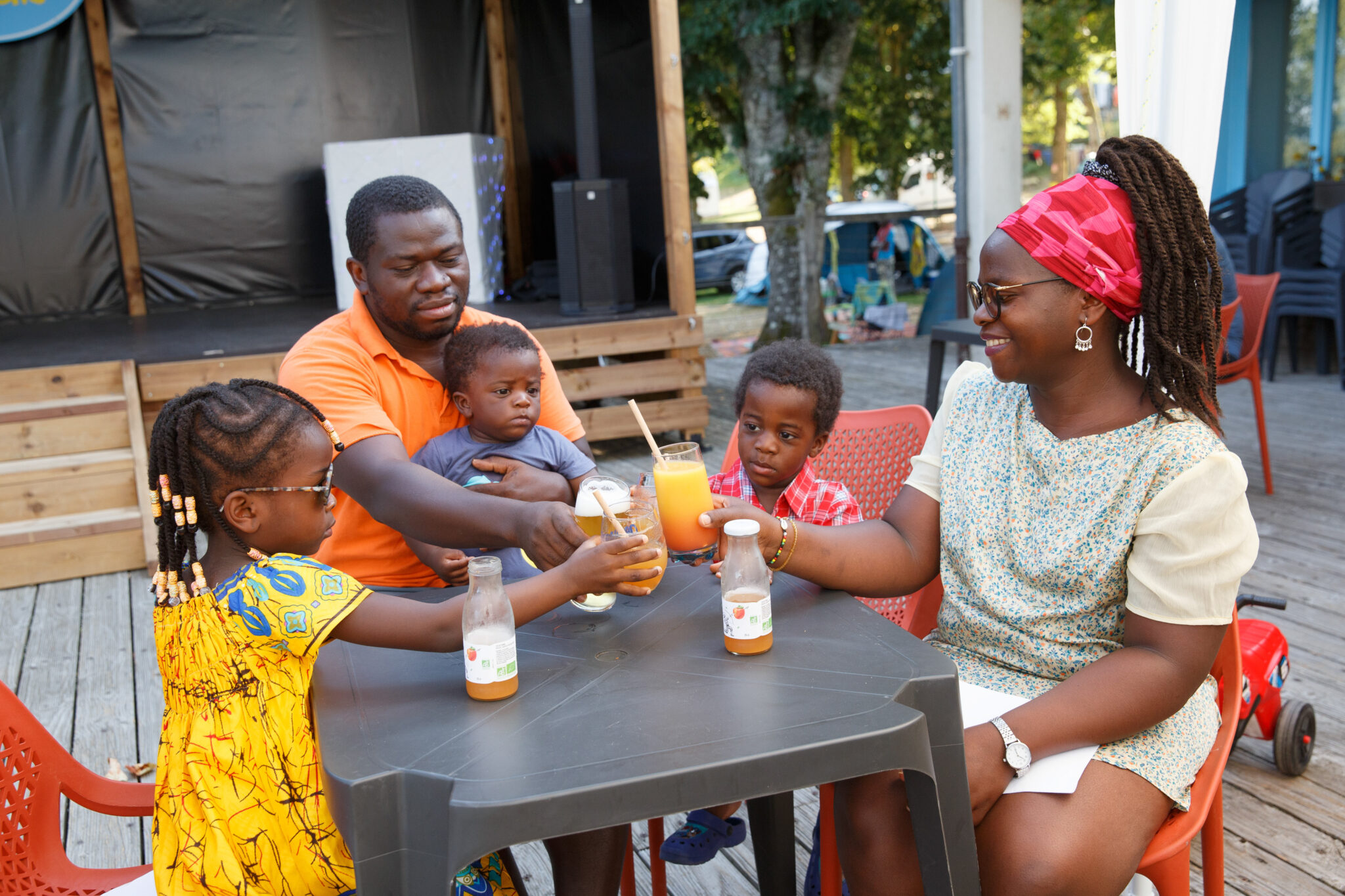 services_camping_paradis_les2iles_terrasse_bar_moment_famille_sourire