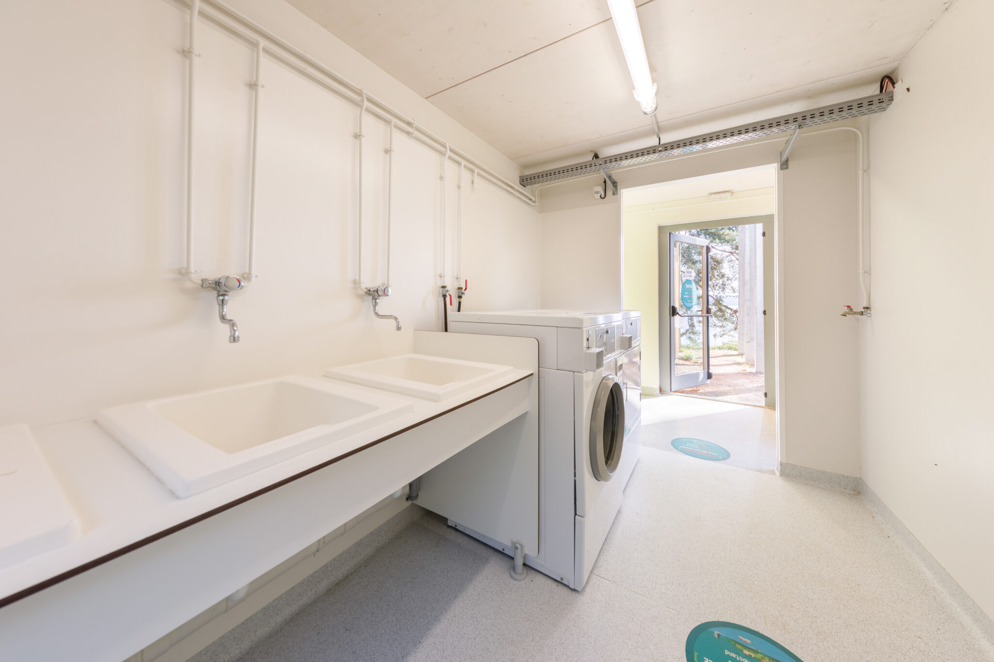 services_camping_paradis_les2iles_espace_laverie